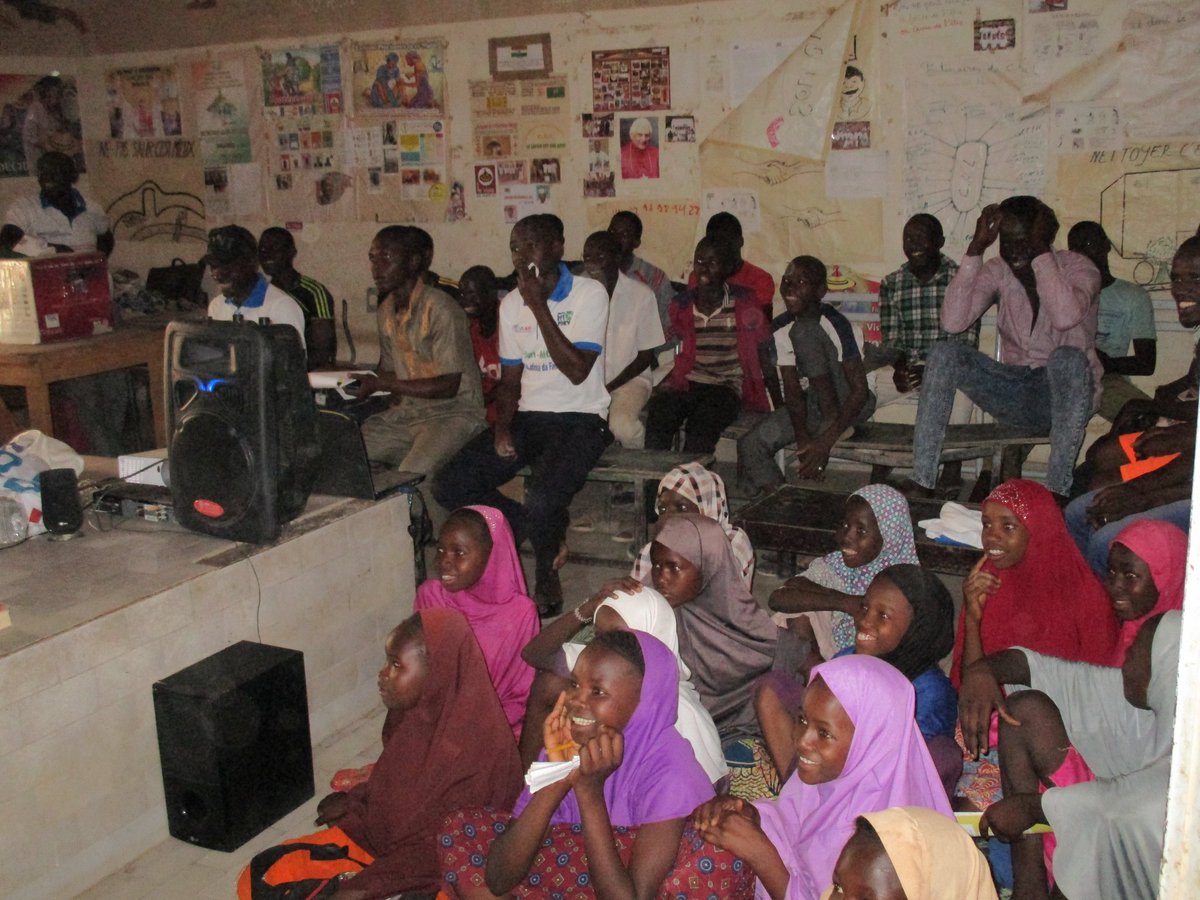 djajules's tweet photo. Petite projection a CHAMP de course #zinder 20.05.16,mobilisation reussite #cinemamobile #Pdevll @SFCG_NIGER https://t.co/bnxUhUyD8g