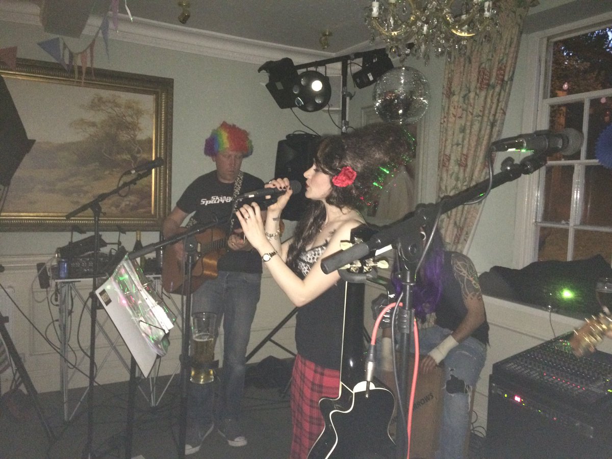 Skinnysparrows's tweet photo. Absolutely amazing nite @boynearmspub for #lukeamiacare #charity #wigbash https://t.co/KwpXYdsjXc