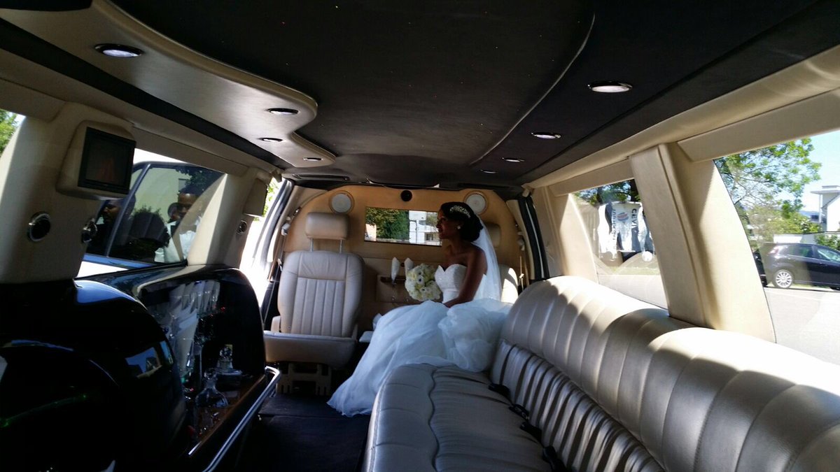 kuhnrobert's tweet photo. Weeding in #Hombrechtikon mit der #SUV Stretch-Limo. Farbenfrohe Gäste. #Kiwilimo https://t.co/NRFg35D5F7