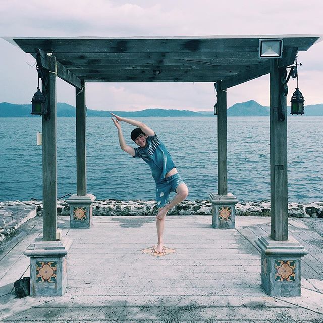 RichardHwan's tweet photo. Is this a yoga pose? 😂 #SMYouthRoadTrip https://t.co/Ej3x7IM7Z4