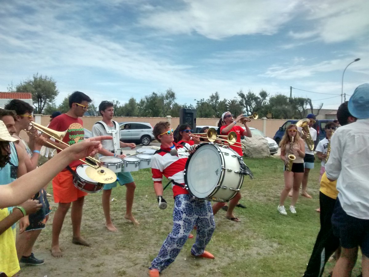 MSBecm's tweet photo. La fanfare supaero s'enjaille #MSBECM #plageduJaï https://t.co/z6jIyCSeNq