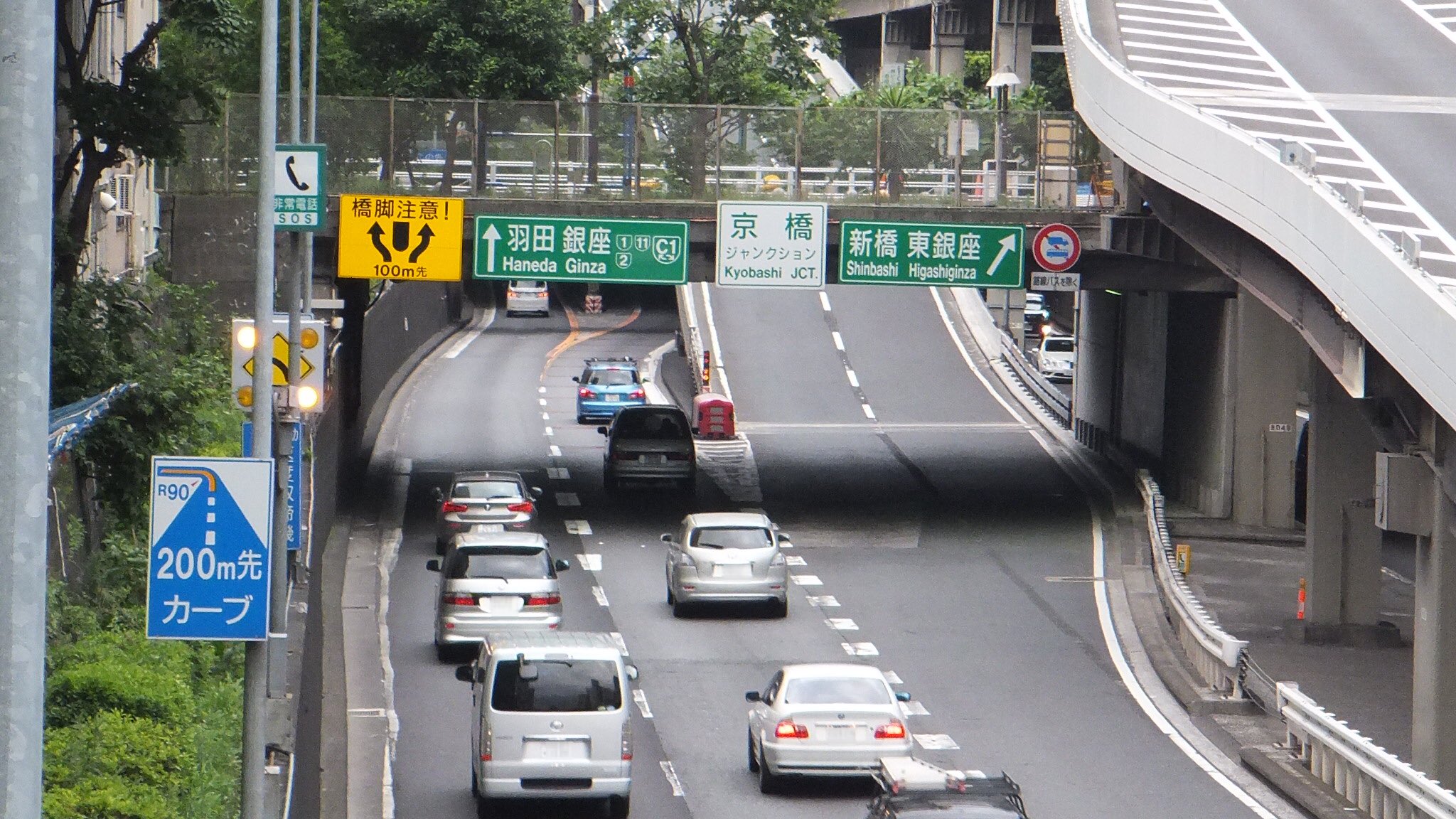 いわたび 首都高速 C1 京橋jct 京橋入口の周辺から C1名物 橋脚注意標識 道路のど真ん中にある橋脚はは昔は河川の橋であった名残 高側道 T Co Yshbtpm56n Twitter