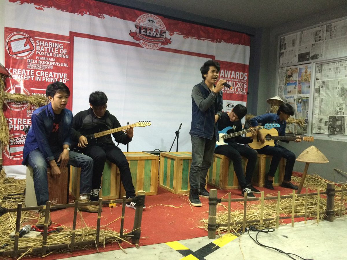 TebasAward's tweet photo. #ShowOff #TEBAS2016 #Perfomace @amo_amikom #TemanKomunitasMusik https://t.co/GEQpL4xM0T