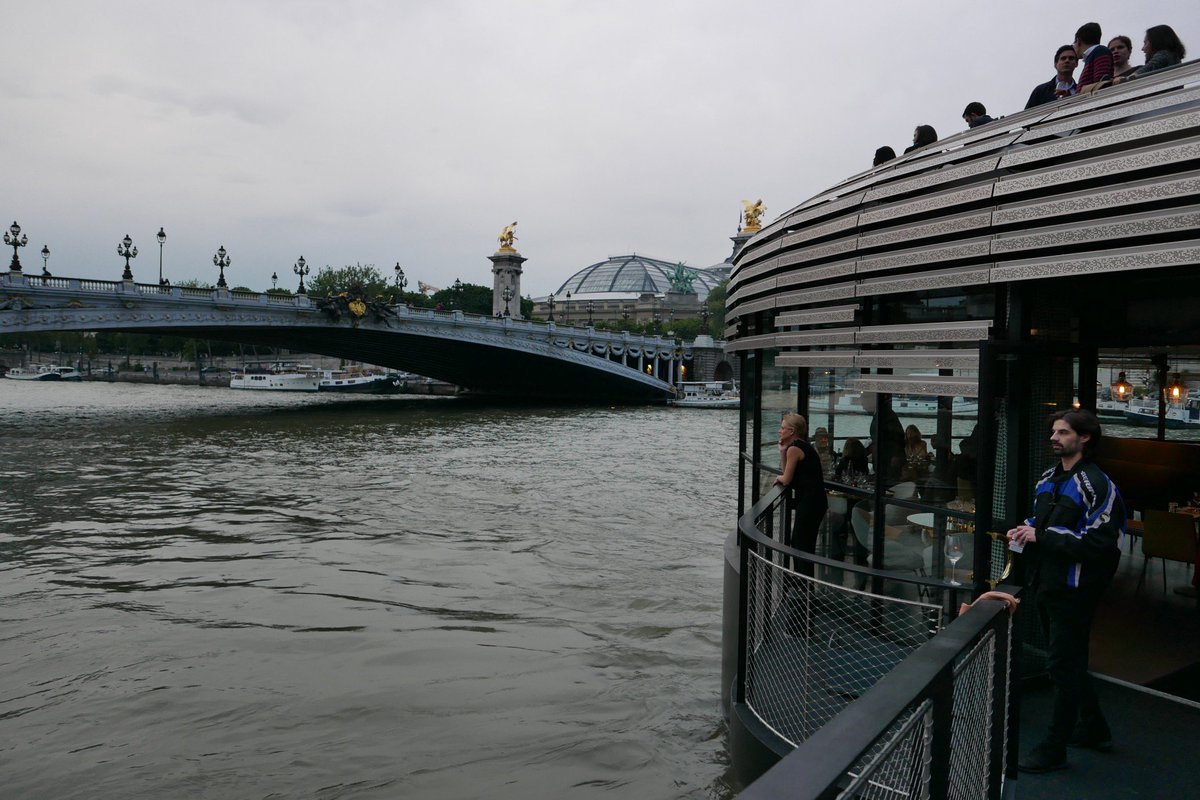 gillespudlowski's tweet photo. Le bon plan pour déjeuner à quai face à la Seine et au flot des bateaux: #latableduflow https://t.co/vF1N43aKYX