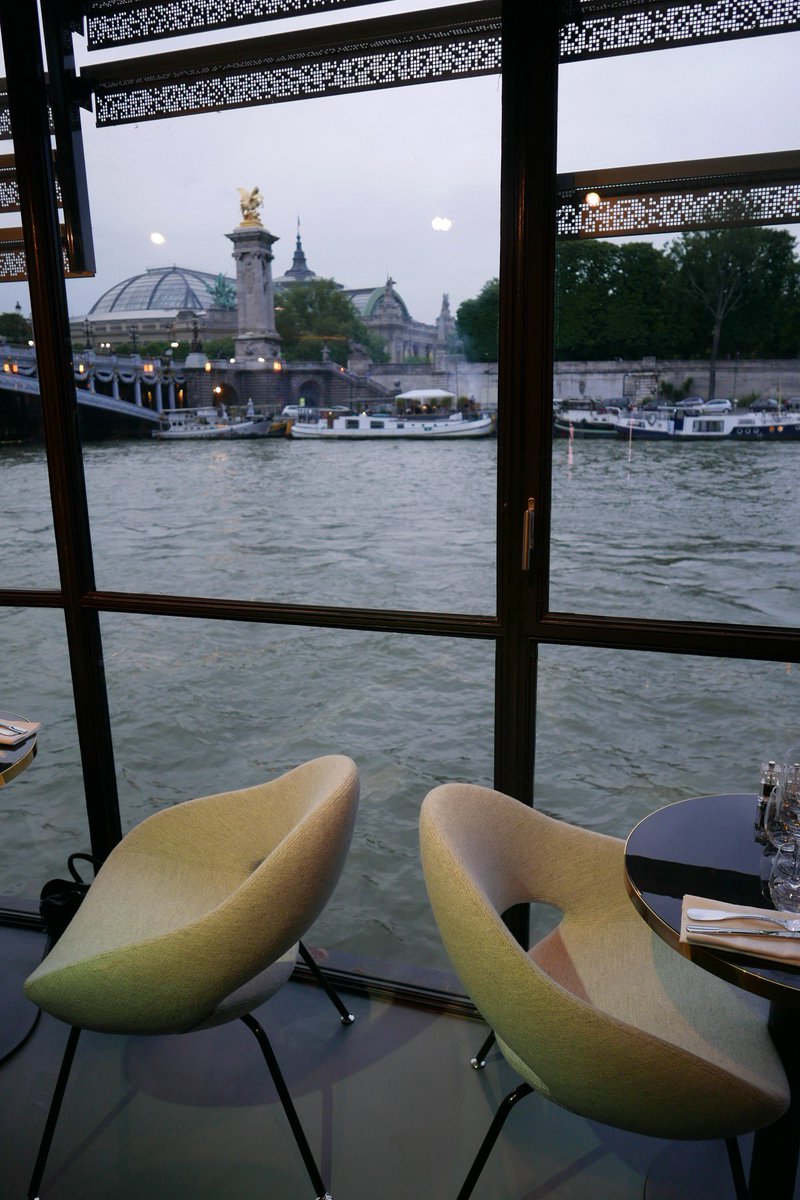 gillespudlowski's tweet photo. Le bon plan pour déjeuner à quai face à la Seine et au flot des bateaux: #latableduflow https://t.co/vF1N43aKYX