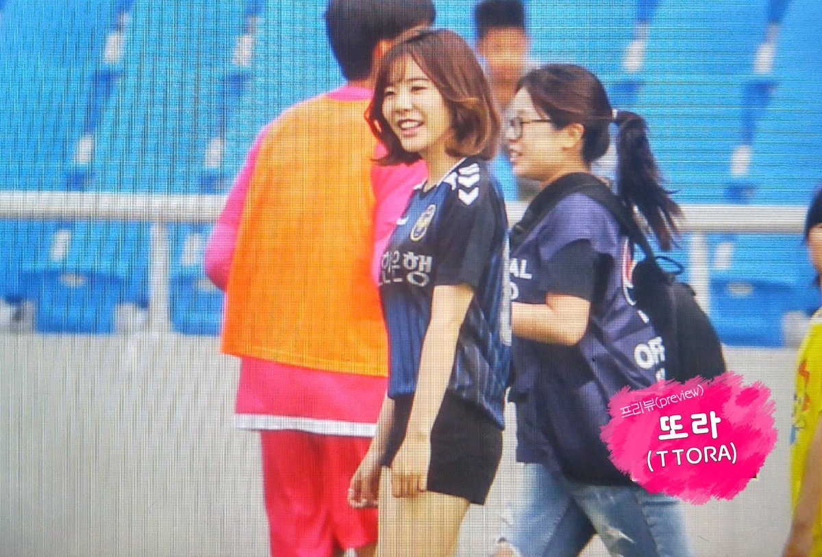 [PIC][22-05-2016]Sunny tham dự sự kiện "Shinhan Bank Vietnam & Korea Festival"  tại SVĐ Incheon Football Stadium vào hôm nay CjDAg9MUYAALP39