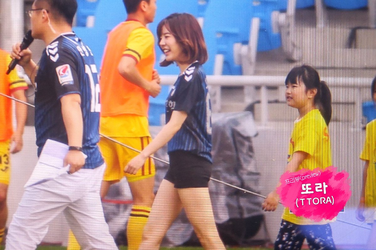[PIC][22-05-2016]Sunny tham dự sự kiện "Shinhan Bank Vietnam & Korea Festival"  tại SVĐ Incheon Football Stadium vào hôm nay CjDAjbkVAAEMkrd