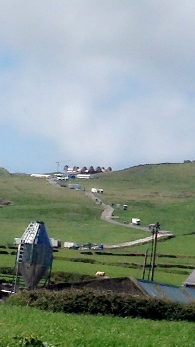 Rourke_Mac's tweet photo. Busy bees at #StarWars episode 8 set. #jedihuts #wildalanticway #dingle #awesome #disney #lucasfilm https://t.co/ChT46vHFjA