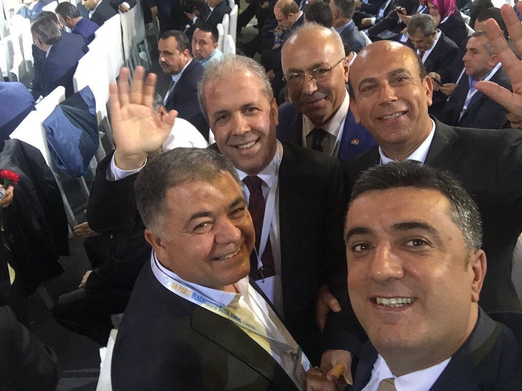 #BüyükKongreKutluYürüyüş Kasetle değil çiçeklerle nöbet değişimi...