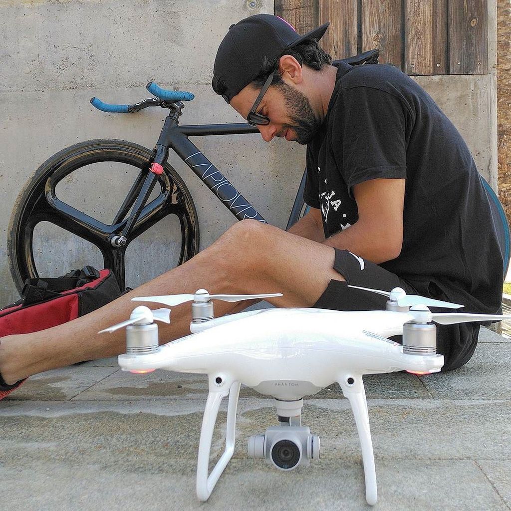 dronodromo_com's tweet photo. Abel toys . 🚁📹🎬📲
Ganas de ver el resultado final  @abelrinconv 😏.
#toy #dron #film #fixedgears #fixed #trackbike #f… https://t.co/AQkM0ybDLY