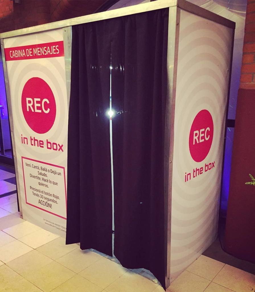 tostadaenojada's tweet photo. #RecInTheBox Veni y graba tus mejores anécdotas en nuestra cabina!! #ideasparacumples https://t.co/HqiTQsuren https://t.co/gQrlm3RETF