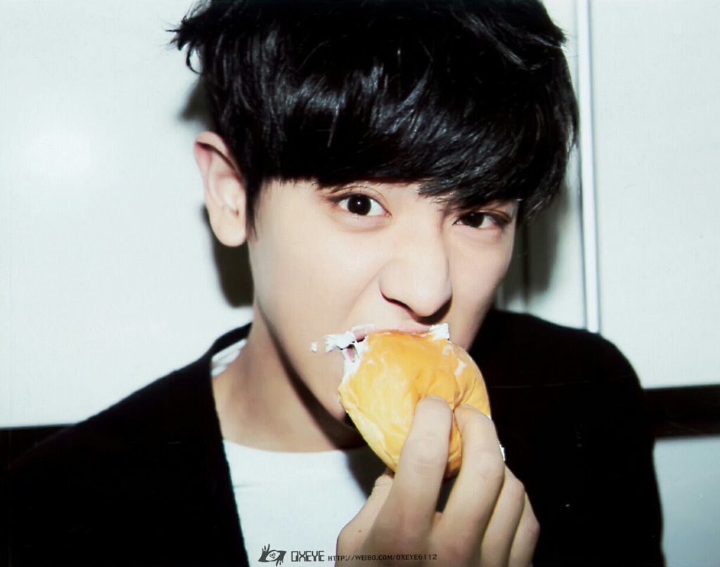 lovemedo_v's tweet photo. ทำไมกัดขนมปังเหมือนกันไม่พอยังต้องหยีตาข้างนึงเหมือนกันอีก นี่มันคัพเพิ่ลกิมมิคชัดๆ https://t.co/CPOGC1GQgQ