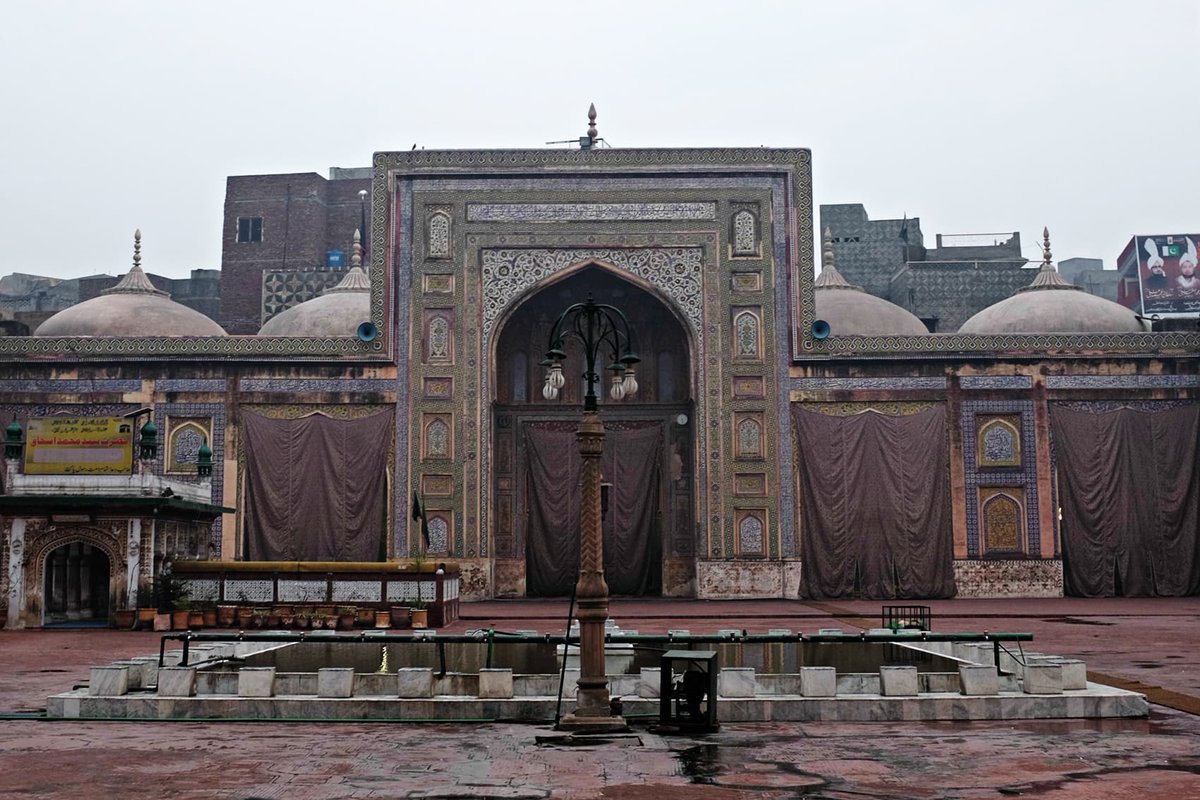 #WazirKhanMosque #Lahore #Punjab built in 1635 by #WazirKhan #GovernorofPunjab in #MughalEra #PhotosCredit @dawn_com