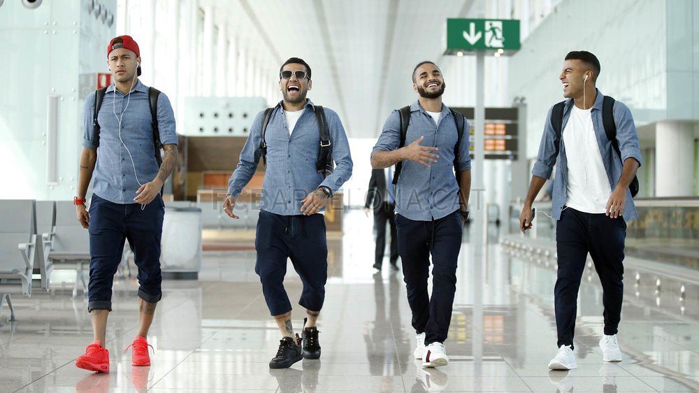 fcbarcelona_id's tweet photo. ✈ Rombongan blaugrana menuju Madrid untuk #FinalCopa !! #FCBLive https://t.co/xvlFqgtwRh https://t.co/xnvfDfSmEW