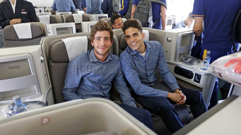 fcbarcelona_id's tweet photo. ✈ Rombongan blaugrana menuju Madrid untuk #FinalCopa !! #FCBLive https://t.co/xvlFqgtwRh https://t.co/xnvfDfSmEW