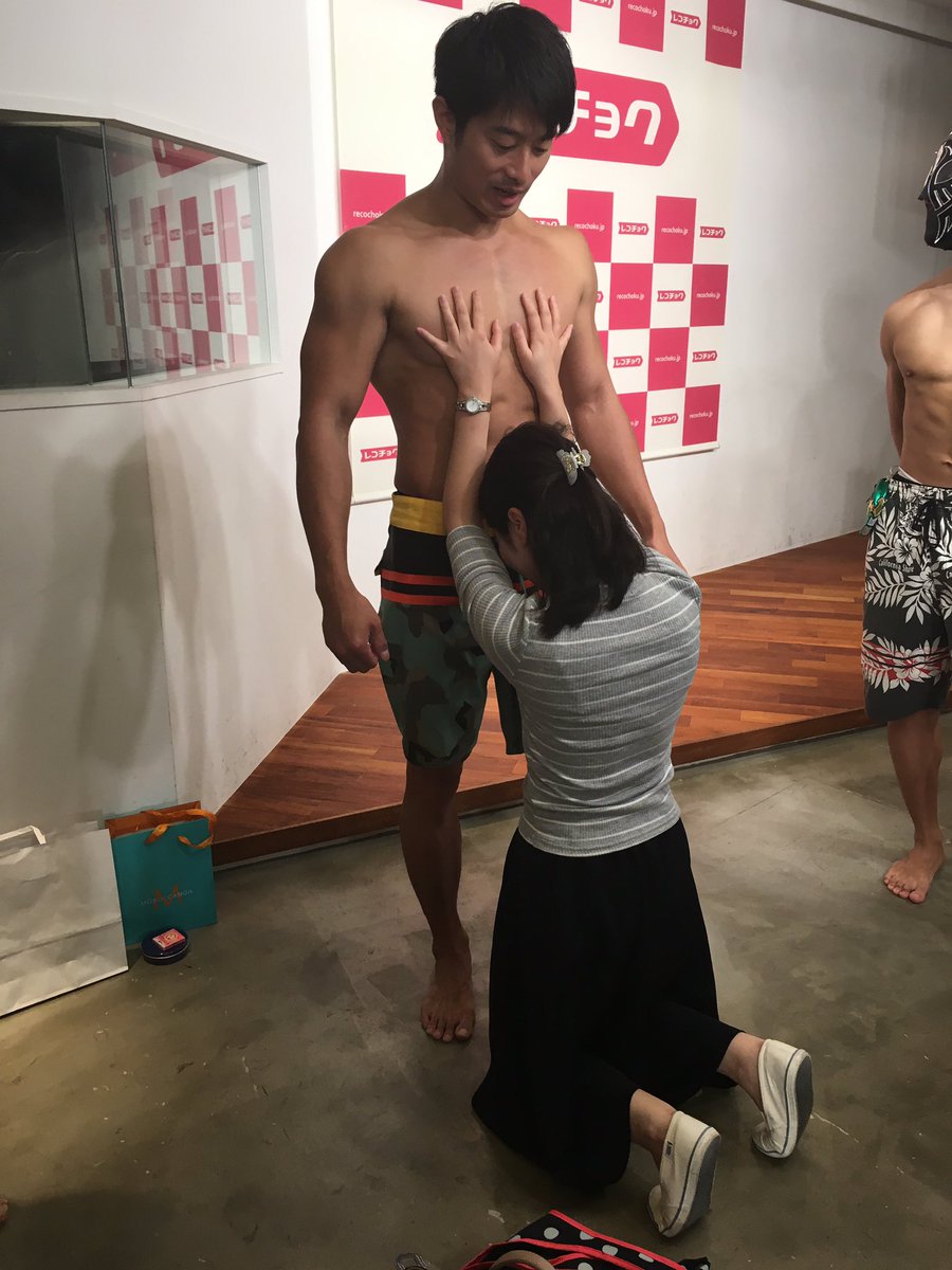 In Japan vallen jonge vrouwen nog in katzwijm van een bodybuilder.