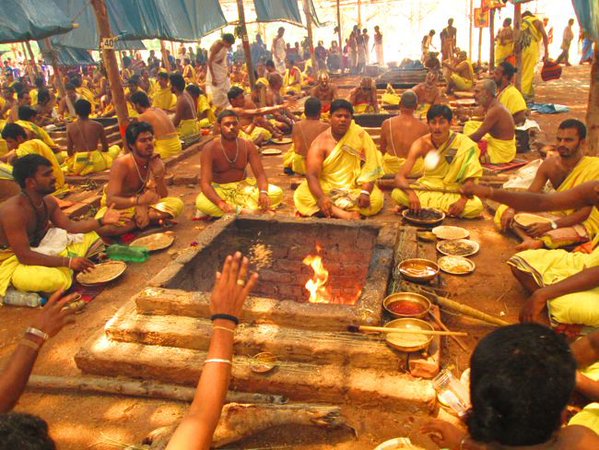 HinduJagoran's tweet photo. The Sacrifice w/o #VedicRules, where no Food offered &amp; w/o Chanting of Proper #Mantras - is faithless &amp; of ignorance https://t.co/uKUXYs7lsU