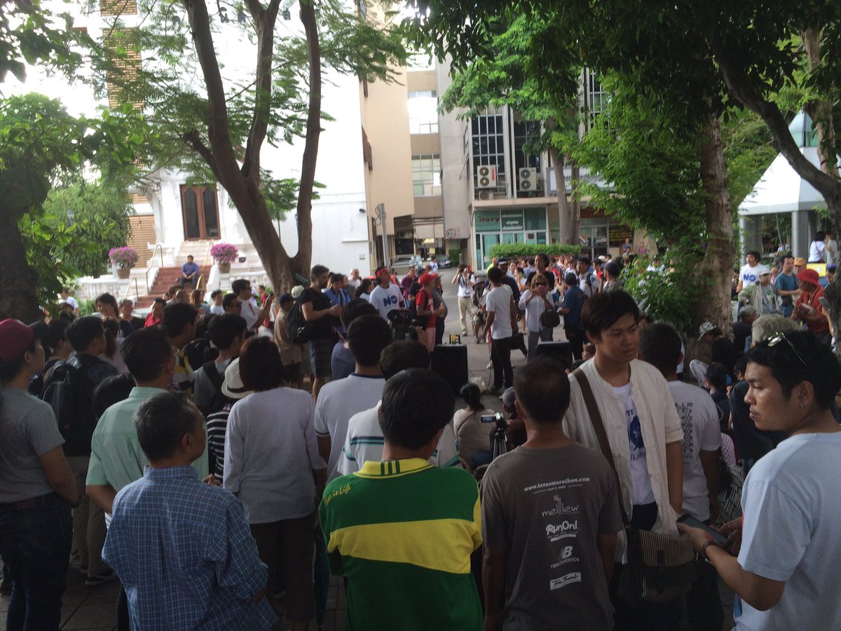 anuthee's tweet image. ขบวนการ ปชต.ใหม่เริ่มรวมที่ ม.ธรรมศาสตร์แล้ว ร่วมรำลึก 2 ปีรัฐประหาร เตรียมเคลื่อนขบวนสู่อนุสาวรีย์ ปชต.เวลา 17.00น.