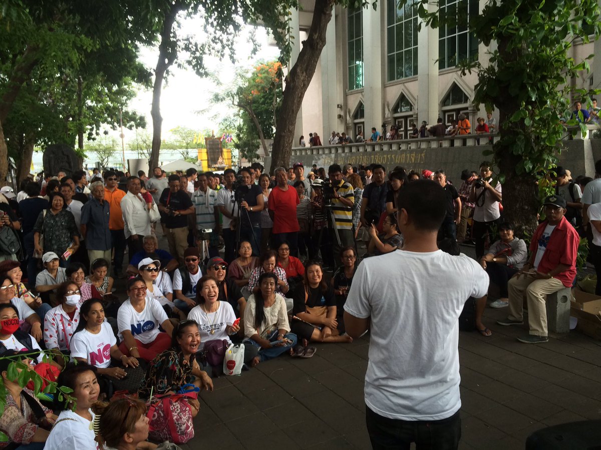 anuthee's tweet image. ขบวนการ ปชต.ใหม่เริ่มรวมที่ ม.ธรรมศาสตร์แล้ว ร่วมรำลึก 2 ปีรัฐประหาร เตรียมเคลื่อนขบวนสู่อนุสาวรีย์ ปชต.เวลา 17.00น.