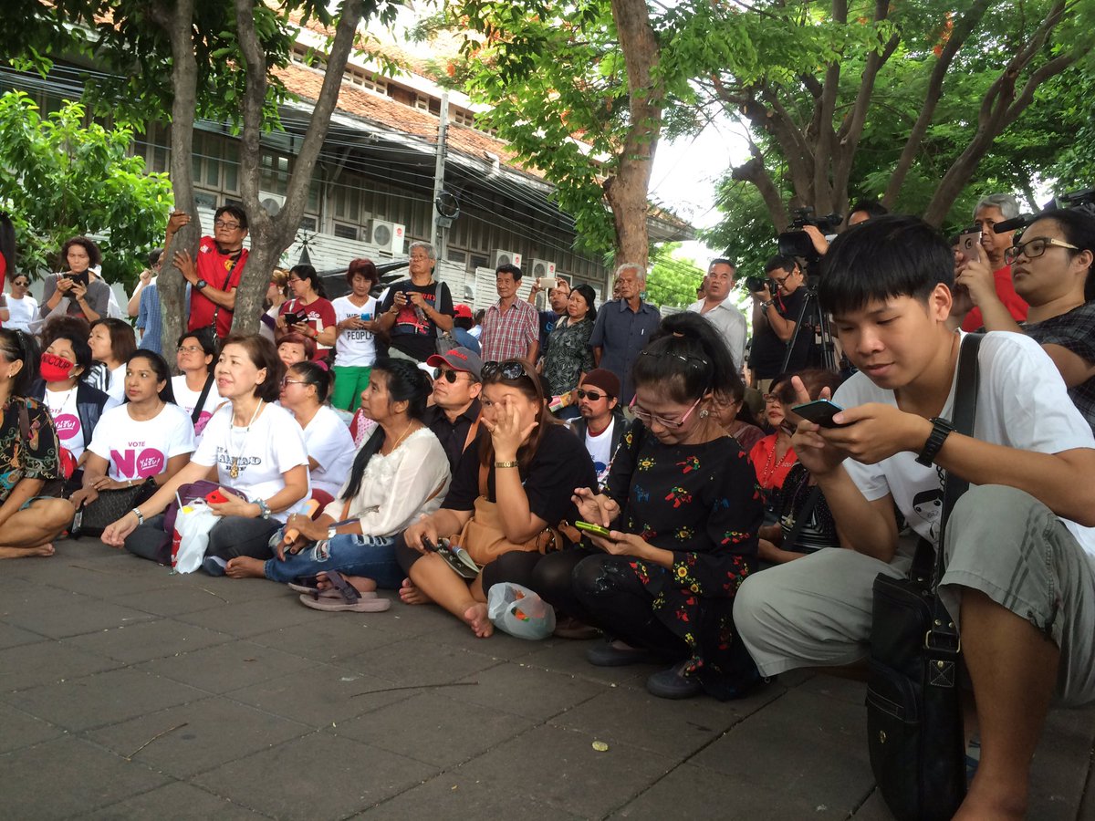 anuthee's tweet image. ขบวนการ ปชต.ใหม่เริ่มรวมที่ ม.ธรรมศาสตร์แล้ว ร่วมรำลึก 2 ปีรัฐประหาร เตรียมเคลื่อนขบวนสู่อนุสาวรีย์ ปชต.เวลา 17.00น.