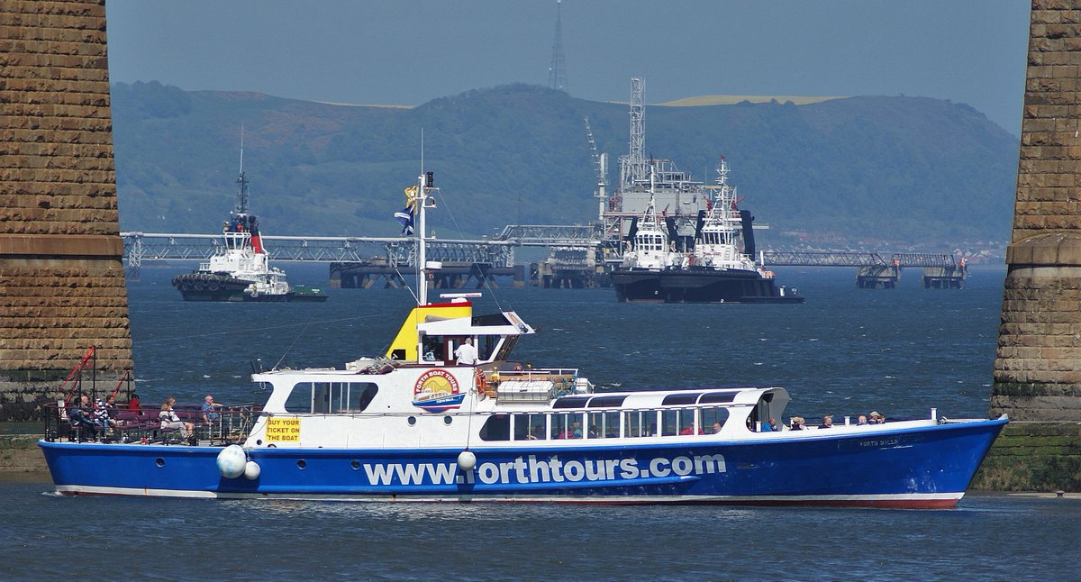 @ForthTours #MVForthBelle slips astern from #hawespier at #southqueensferry with the #forthports tugs at anchor