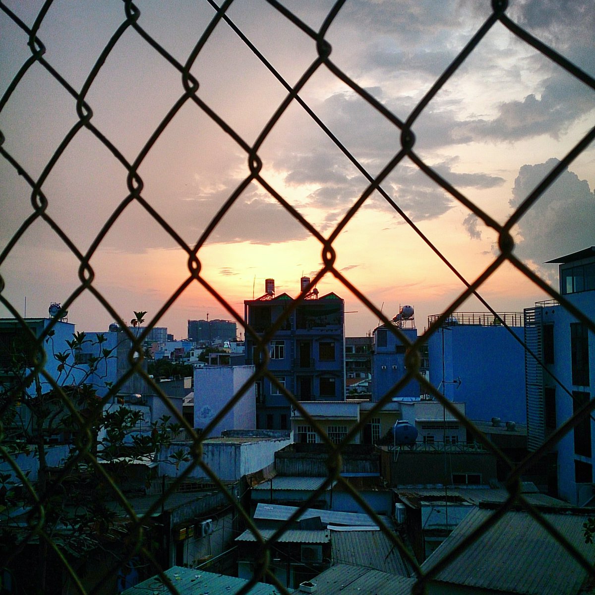 ngocanhngth's tweet photo. Saigon's sunset. I will try the best to achieve this new adventure. Not sure how long, but will try. #travel #saigon https://t.co/SMnKbG1KGh