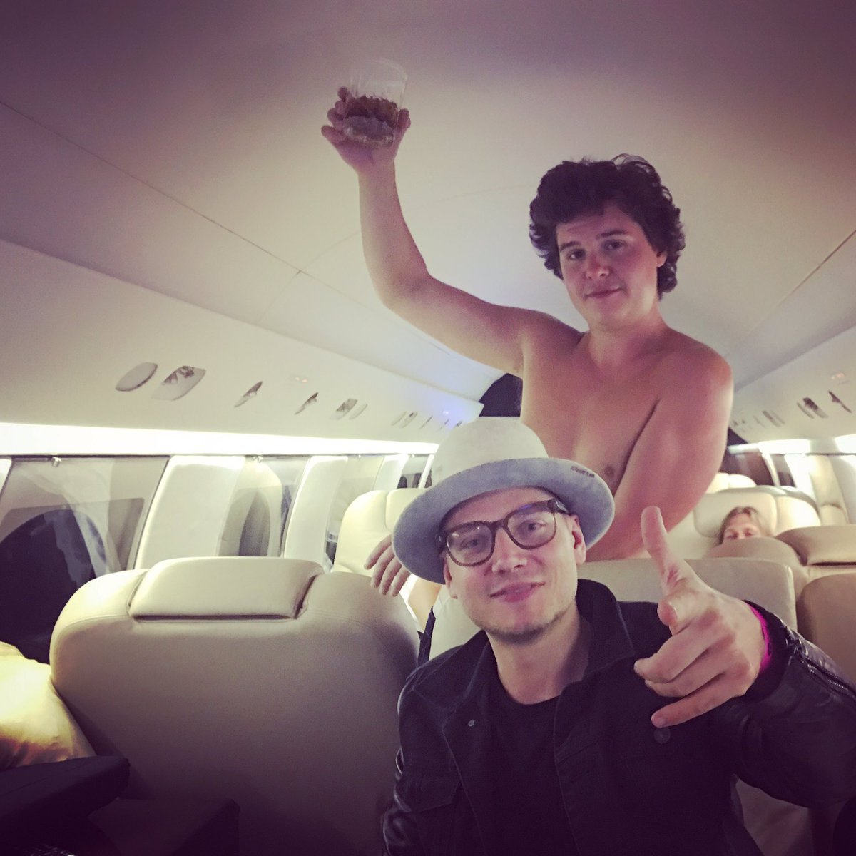 Getting ready for the #BBMAs with <a href="/LoveStick_/">Mark Falgren</a> and <a href="/LukasGraham/">Lukas Graham</a> - I promise that <a href="/MagnumOnPhire/">Magnúm</a> will be there as well