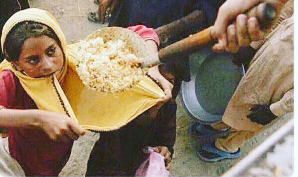 لا تنشر صور طعامك وشرابك
لا تقهر الفقراء بتنعّمك، مطعم، كافي شوب، حفلات، حلويات..
فحولنا جوعى يتمنّون فُتات خُبزِك
.