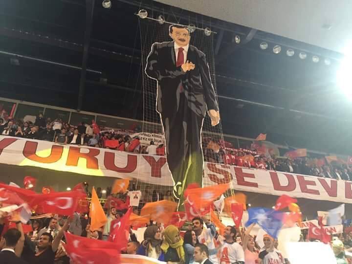 Akparti kongresinde süpriz kareografi 😀