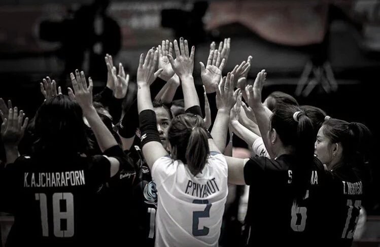 โค้ทอิตาลีมาให้กำลังใจไทยถึงห้องพัก แล้วโค้ทเปรูก็บอกอีกว่าทีมไทยคือทีมที่ดีที่สุด 👍😢 #วอลเลย์บอลโอลิมปิก2016