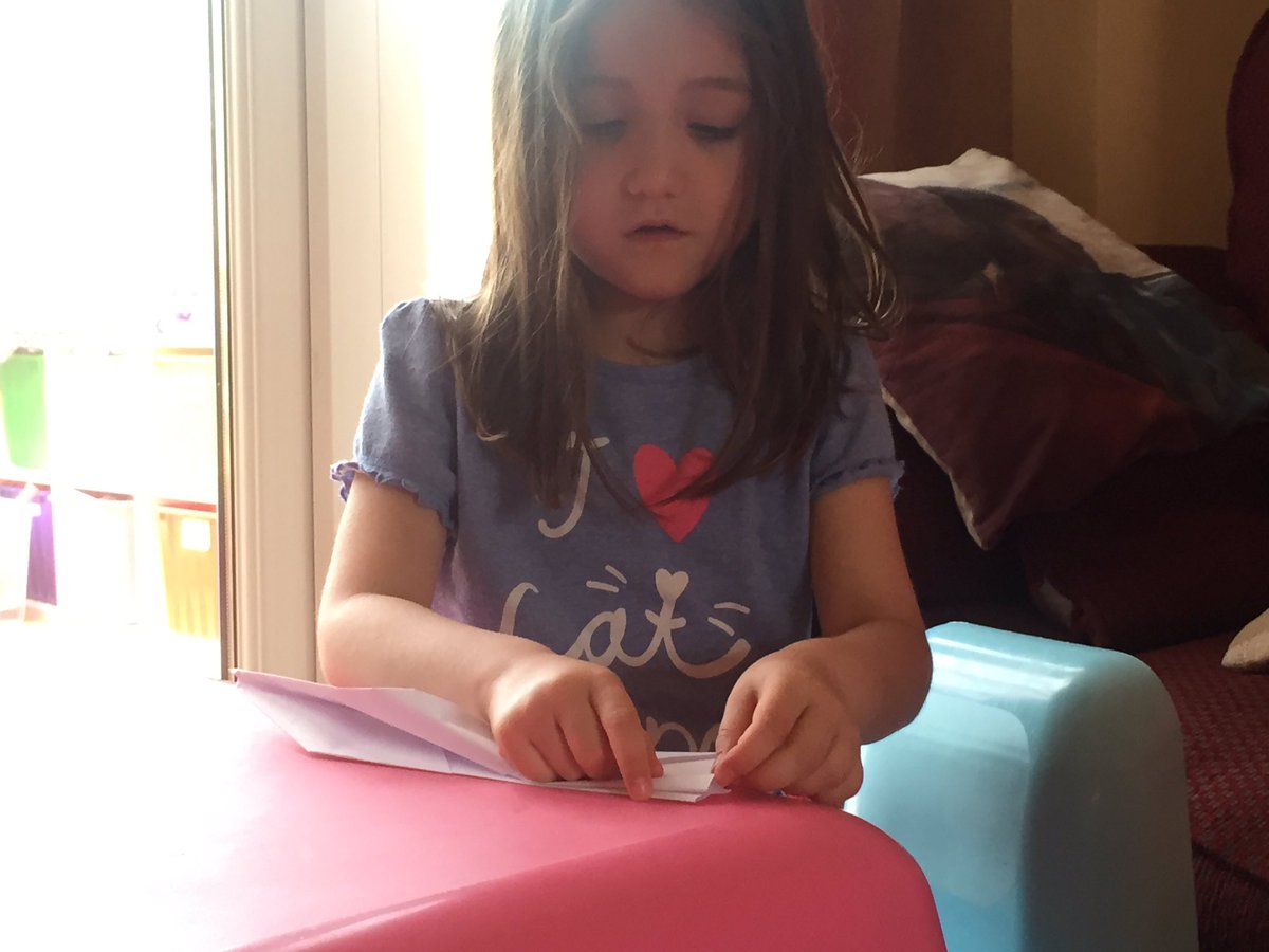 ShellHughes25's tweet photo. @FreshwatersAcad busy aeroplane making and testing π#fabhomework https://t.co/lRyGcKsMPb