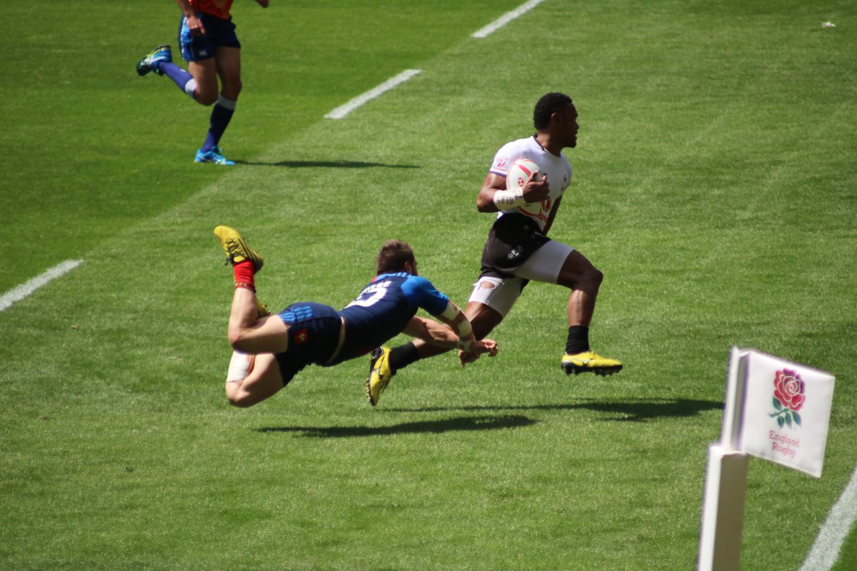SkiEd95's tweet photo. #fiji hit their stride running away from #france 40-7 in the second #London7s QF @WorldRugby7s @samsungsport https://t.co/B0GOpxKypp