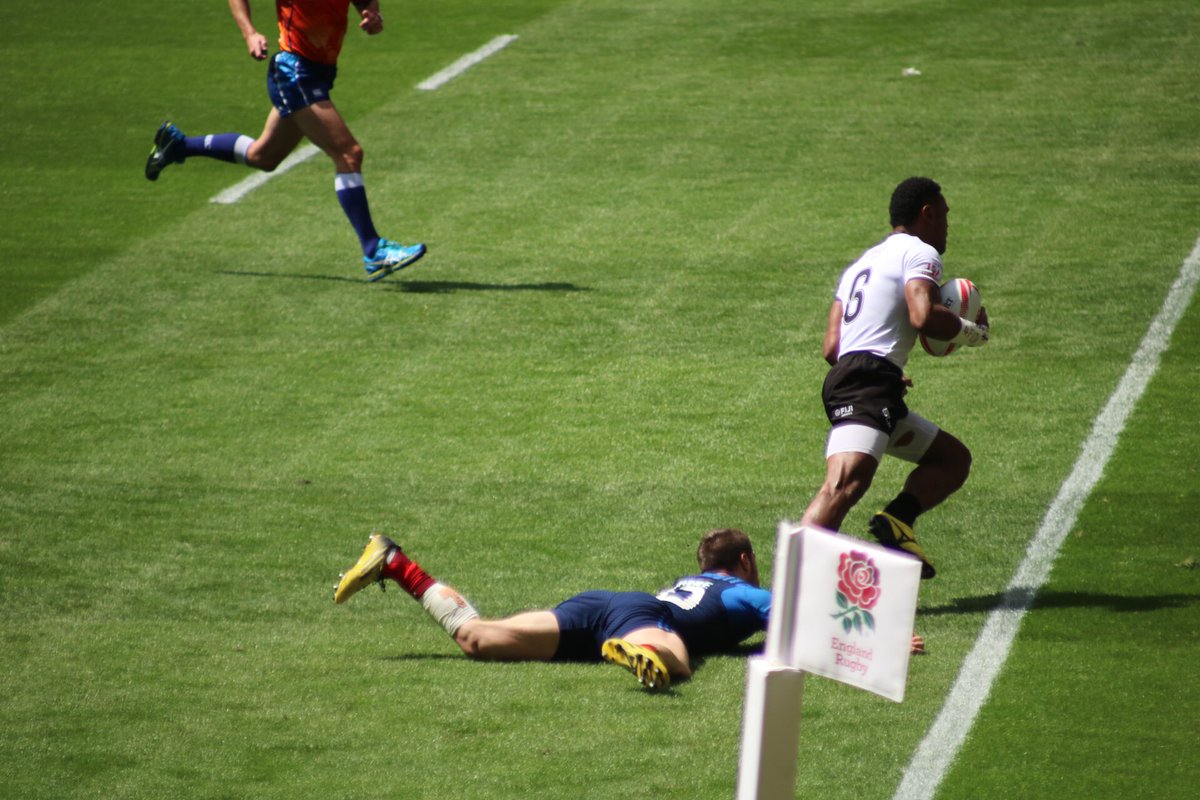 SkiEd95's tweet photo. #fiji hit their stride running away from #france 40-7 in the second #London7s QF @WorldRugby7s @samsungsport https://t.co/B0GOpxKypp