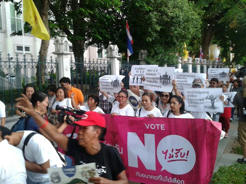 TLHR2014's tweet image. 17.40น ขบวนเดิน #2ปีรปห ยังมุ่งหน้าอนุสาวรีย์ปชต ไม่ถูกปิดกั้น ผู้ชุมนุมถือป้าย vote no พร้อมตะโกน รธน-ไม่เอา