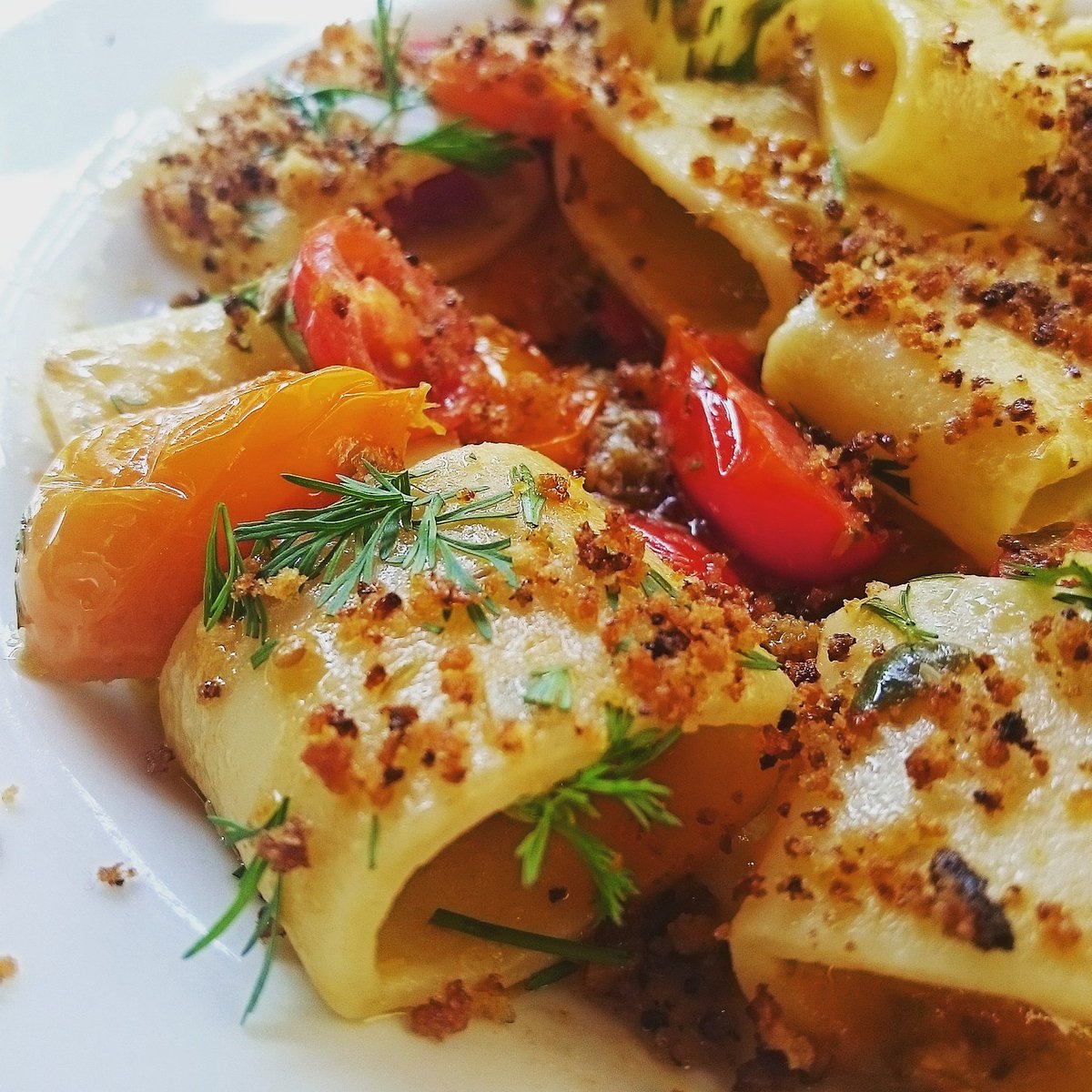 alacarta's tweet photo. Pasta calamari, tomatitos y mollica fritta: nuestra #microreceta en https://t.co/nb0VfeME0N #pasta #recetas #italia https://t.co/IaPlGnBSHL