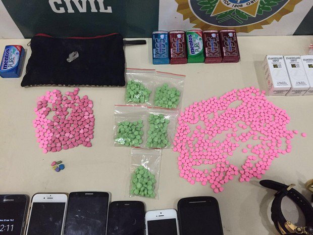 g1's tweet image. Polícia prende quadrilha que vendia drogas sintéticas em boates do Rio glo.bo/1YO0XYZ