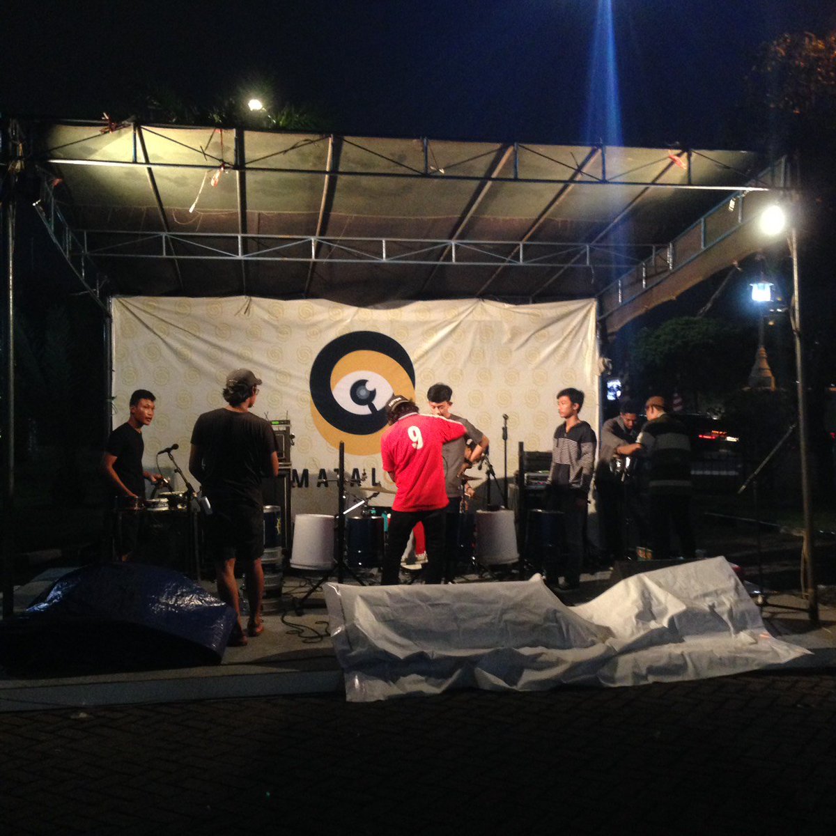 koPer lagi cek sound nih, walaupun gerimis ga ngurangin semangat kita dong yaa.