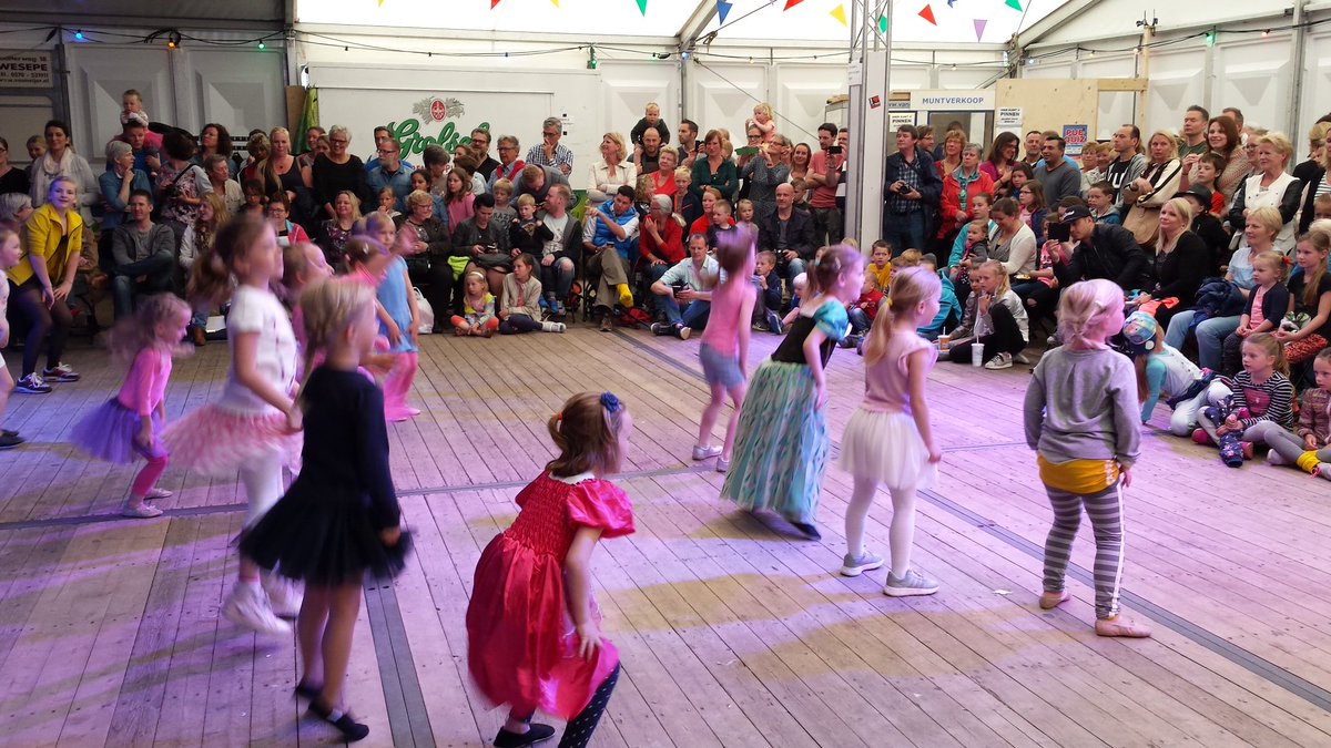 SchalkhaarLife's tweet photo. En nu in de tent een optreden van de jongste groepen van de jazz. Over belangstelling niet te klagen. https://t.co/GqU9ezrAL9