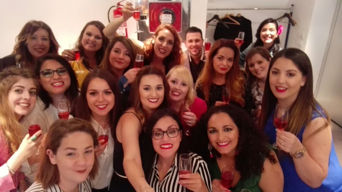 Cantclosemy's tweet photo. Resumen de una tarde espectacular! #encuentrobloggermallorca #beautymallorca #becauseurunique #mallorcaexiste https://t.co/ayNo9g9n7g