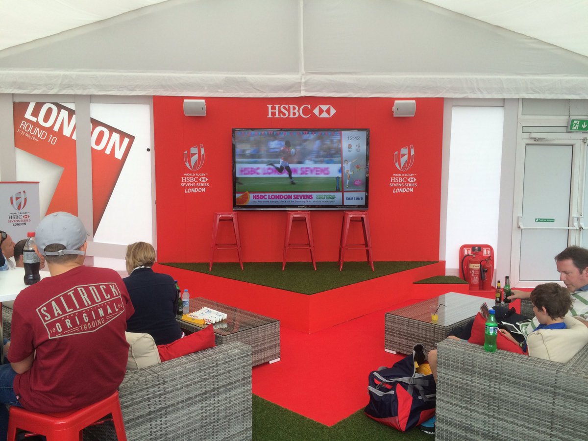Cheers <a href="/HSBC_Sport/">HSBC Sport</a>! Refreshment and rugby in the HSBC customer lounge @WorldRugby7s