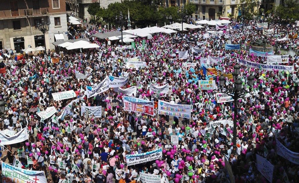 levante_emv's tweet photo. Multitudinaria concentración en defensa de la libertad educativa en #Valencia https://t.co/IRIotuoTPk https://t.co/BvrkU7Wmcn