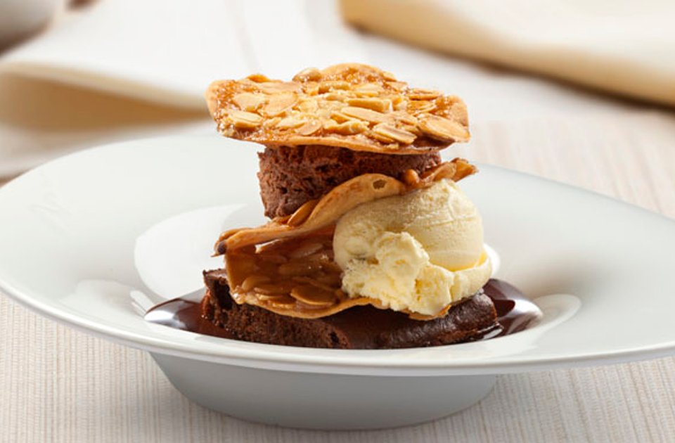 LaTagliatella's tweet photo. ¡El #dilema de siempre! 😋 ¿Tú cómo te comes el #Croccantino? Capa a capa 🍨 (RT) o atacas con la cuchara 🍴 (❤) https://t.co/jeVh81W4uC