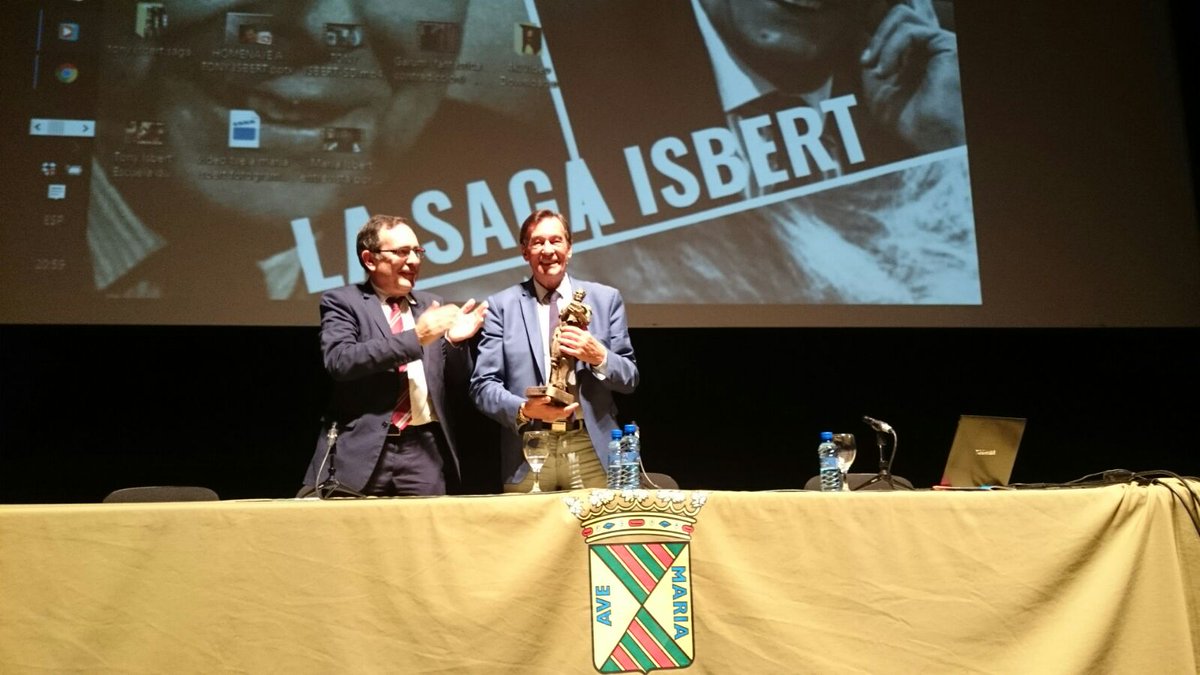 TonyIsbertActor's tweet photo. El Alcalde de Torrelavega me entregó una figura de Garcilaso De la Vega en el @FICTorrelavega 2016  #Torrelavega https://t.co/SK54QCi9fG