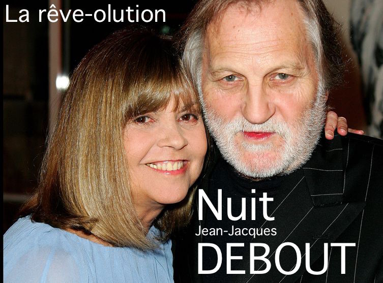 La révolution est en marche...avec ses souliers qui volent. #nuitdebout <a href="/nuitdebout/">Nuit Debout ⏚</a>