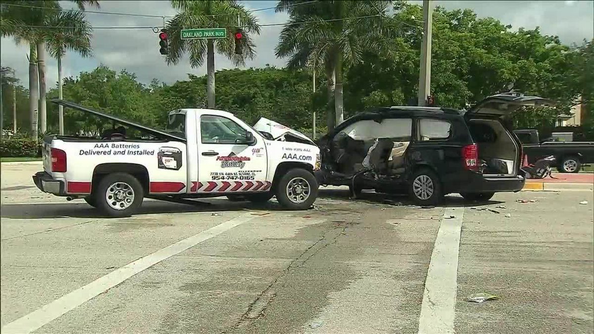 Family of 5 injured after crash with AAA truck bit.ly/27NX7oL?utm_me… https://t.co/3YavyKcx0P