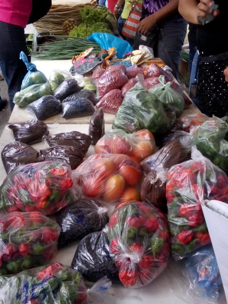 endogenomontes's tweet photo. Venta de hortalizas producción de las Instituciones educativas Montes Edo Sucre .@Minppau .@lorenafreitez https://t.co/3F3RCYSdXM