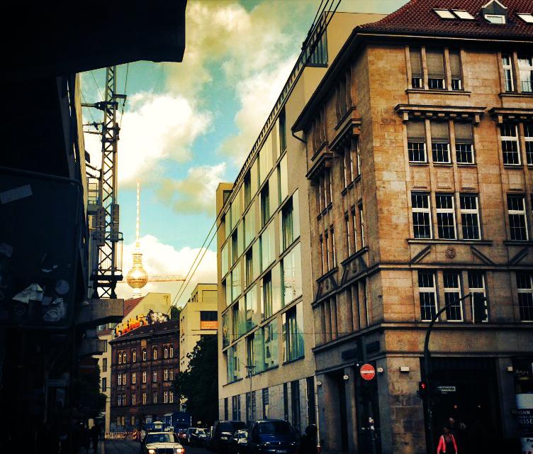 hanssteup's tweet photo. Nebenstraße in Berlin mit Blick auf den Fernsehturm https://t.co/IvmyflzMK2
