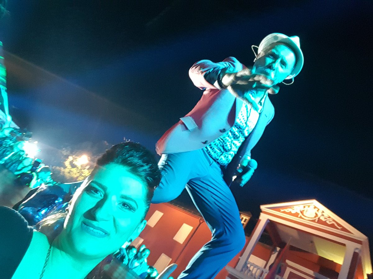 _Meja_'s tweet photo. Baška ti, baška sve, što su ruke grlile u letu  #dinomerlin #cetinje #dannezavisnosti #montenegro #10mne https://t.co/p9YJf27tpJ