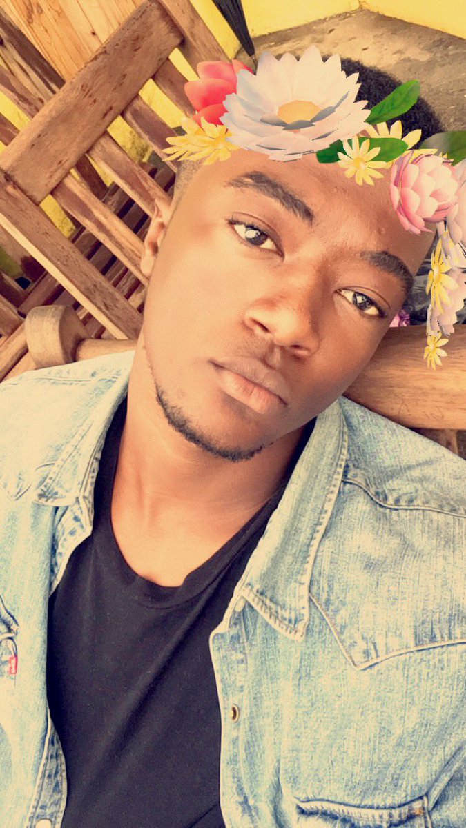 fauxdenzel's tweet photo. Flower Crown selfies. https://t.co/i77cjXf5RW