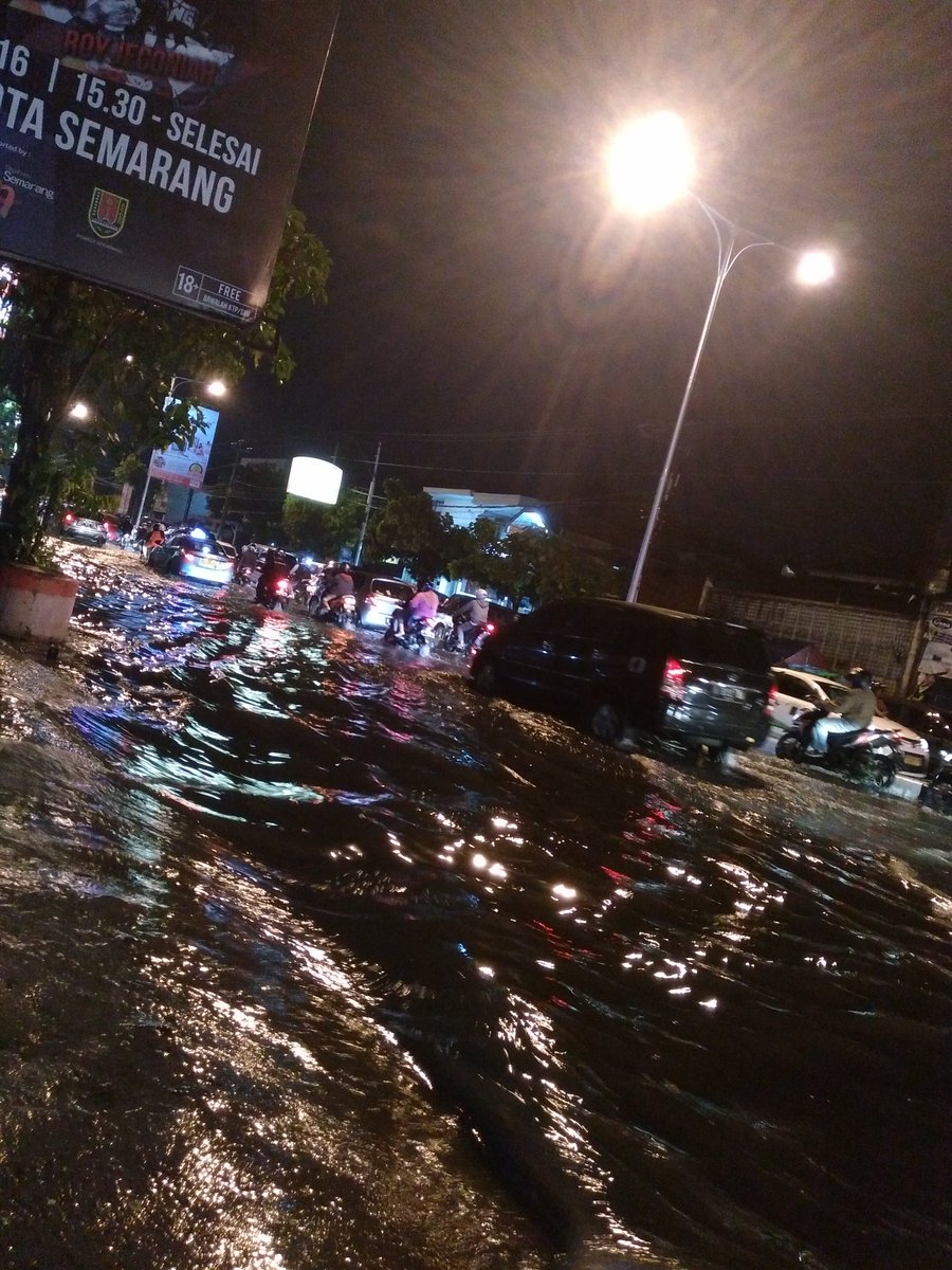 yullah20's tweet photo. Kota Semarang masih aja kayak gini,,, @ samping jembatan TI Banjir Kanal Timur @ganjarpranowo @hendrarprihadi https://t.co/C7WBSyiM3k